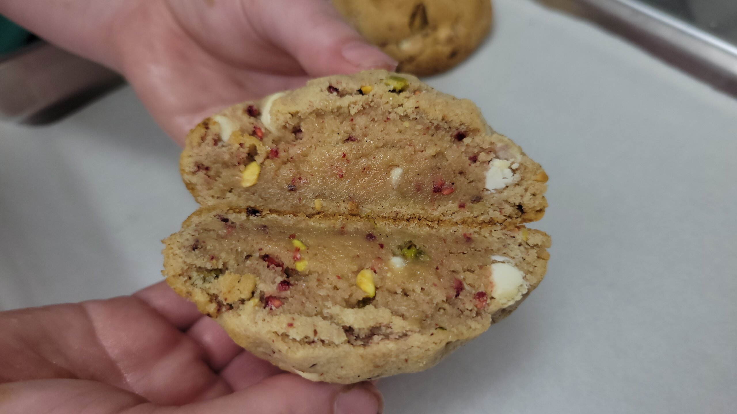 Raspberry pistachio white chocolate cookie (6pc)